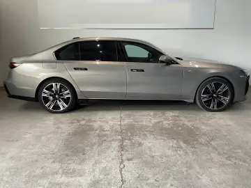 BMW i7 xDrive60  Autom Doors  Bowers&Wilkins   TV