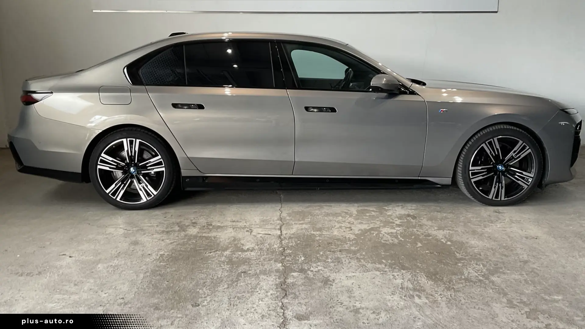 BMW i7 xDrive60  Autom Doors  Bowers&Wilkins   TV