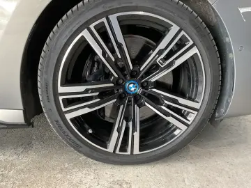 BMW i7 xDrive60  Autom Doors  Bowers&Wilkins   TV