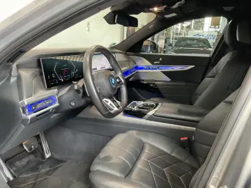 BMW i7 xDrive60  Autom Doors  Bowers&Wilkins   TV