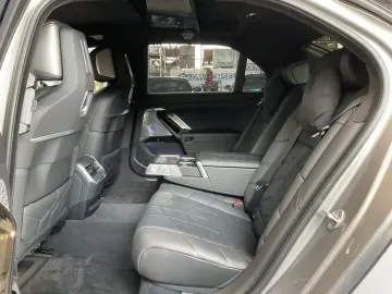 BMW i7 xDrive60  Autom Doors  Bowers&Wilkins   TV