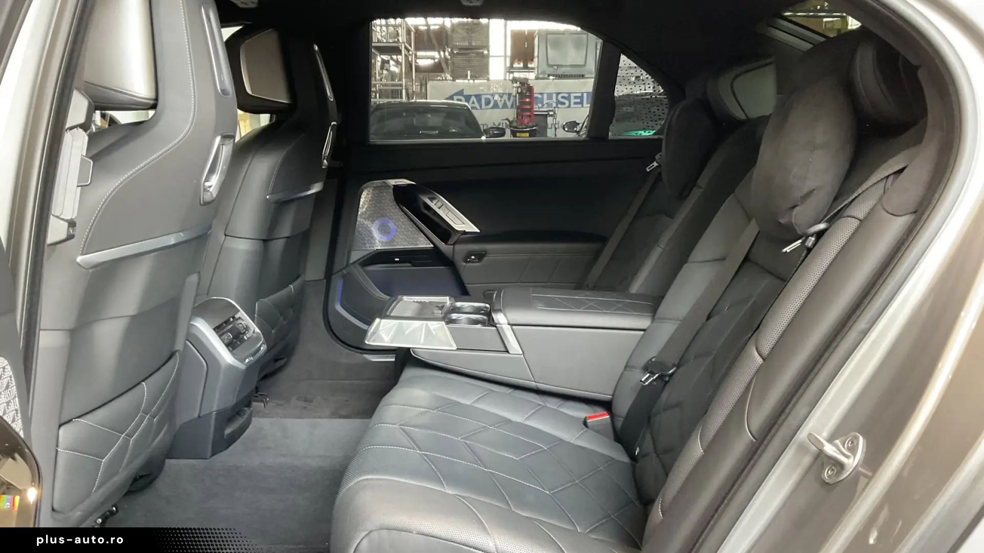 BMW i7 xDrive60  Autom Doors  Bowers&Wilkins   TV
