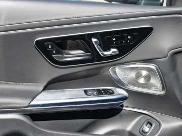 MERCEDES-BENZ CLE 300 4M AMG Line KeyGo TotW Pano Night