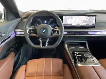 BMW 750e xDr M Sport AktivL Pano AHK B&W 360  DAPro