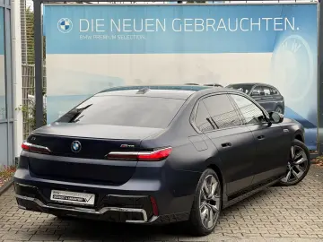 BMW i7 M70 xDrive M Sport INDIVIDUAL B&W TV Lounge