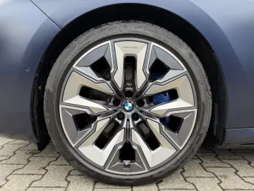 BMW i7 M70 xDrive M Sport INDIVIDUAL B&W TV Lounge