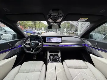 BMW i7 M70 xDrive M Sport INDIVIDUAL B&W TV Lounge