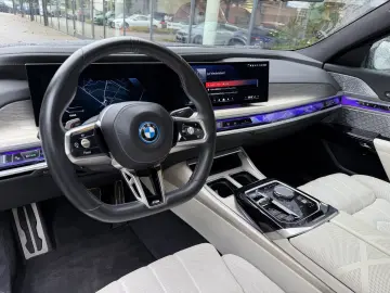 BMW i7 M70 xDrive M Sport INDIVIDUAL B&W TV Lounge