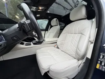 BMW i7 M70 xDrive M Sport INDIVIDUAL B&W TV Lounge