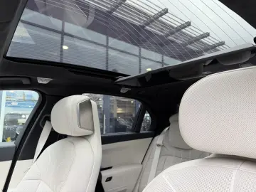BMW i7 M70 xDrive M Sport INDIVIDUAL B&W TV Lounge
