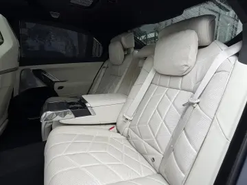 BMW i7 M70 xDrive M Sport INDIVIDUAL B&W TV Lounge