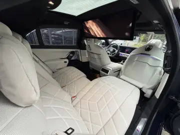 BMW i7 M70 xDrive M Sport INDIVIDUAL B&W TV Lounge