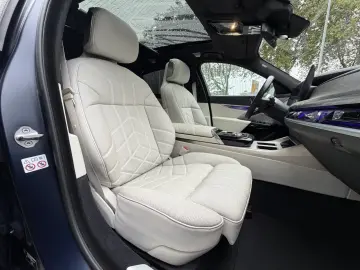BMW i7 M70 xDrive M Sport INDIVIDUAL B&W TV Lounge