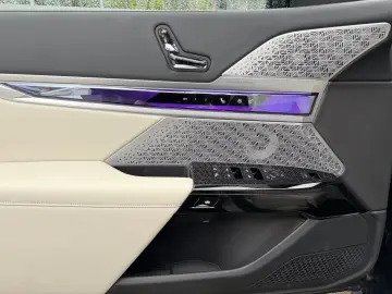BMW i7 M70 xDrive M Sport INDIVIDUAL B&W TV Lounge