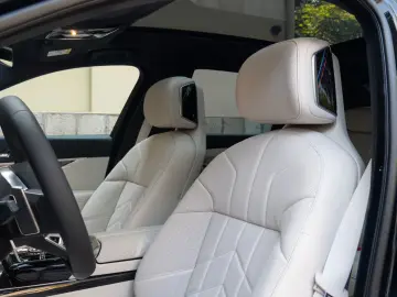 BMW 740d M SPORT.DR.ASS.PRO.MASSAGE.SKY.AUT.TÜR.AHK