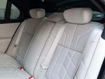 BMW 740d M SPORT.DR.ASS.PRO.MASSAGE.SKY.AUT.TÜR.AHK
