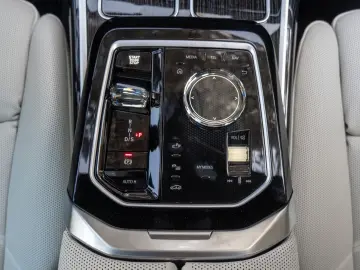 BMW 740d M SPORT.DR.ASS.PRO.MASSAGE.SKY.AUT.TÜR.AHK