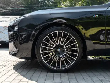 BMW 740d M SPORT.DR.ASS.PRO.MASSAGE.SKY.AUT.TÜR.AHK