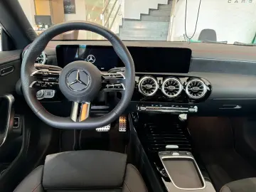 MERCEDES-BENZ CLA 200 d AMG PANO 360 TOP
