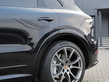 PORSCHE Cayenne Turbo Pano SoftClose Nachtsicht Carbon
