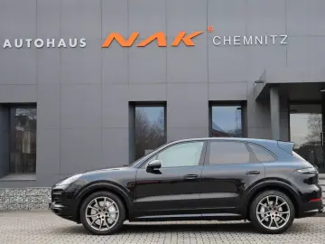 PORSCHE Cayenne Turbo Pano SoftClose Nachtsicht Carbon