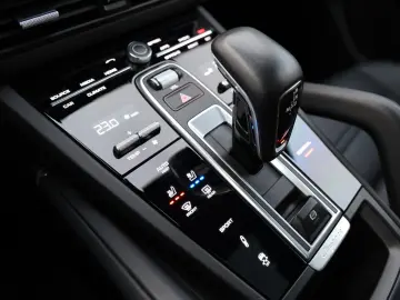 PORSCHE Cayenne Turbo Pano SoftClose Nachtsicht Carbon