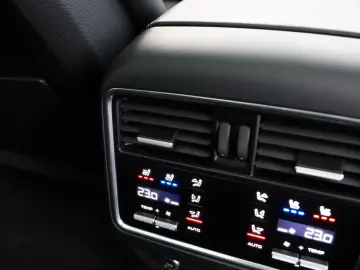 PORSCHE Cayenne Turbo Pano SoftClose Nachtsicht Carbon