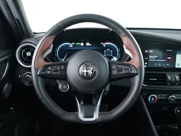 ALFA ROMEO GIULIA INTENSA Q4 2.0TURBO ABSTANDSTEMPOMAT LED