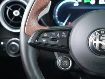 ALFA ROMEO GIULIA INTENSA Q4 2.0TURBO ABSTANDSTEMPOMAT LED