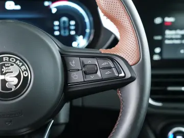 ALFA ROMEO GIULIA INTENSA Q4 2.0TURBO ABSTANDSTEMPOMAT LED