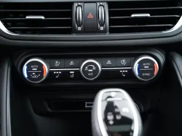 ALFA ROMEO GIULIA INTENSA Q4 2.0TURBO ABSTANDSTEMPOMAT LED