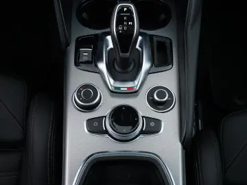 ALFA ROMEO GIULIA INTENSA Q4 2.0TURBO ABSTANDSTEMPOMAT LED