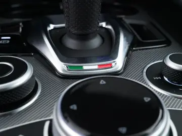 ALFA ROMEO GIULIA INTENSA Q4 2.0TURBO ABSTANDSTEMPOMAT LED