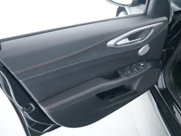ALFA ROMEO GIULIA INTENSA Q4 2.0TURBO ABSTANDSTEMPOMAT LED