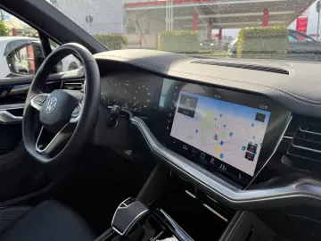 VW Touareg TDI Luft ACC Stdhzg AHK Pano Allradlenk