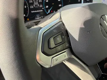 VW Touareg TDI Luft ACC Stdhzg AHK Pano Allradlenk