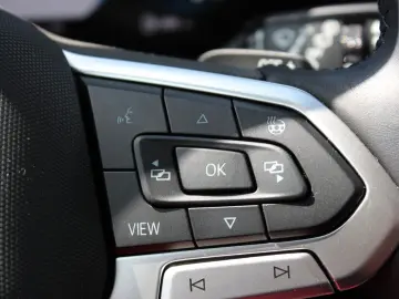 VW Touareg TDI Luft ACC Stdhzg AHK Pano Allradlenk