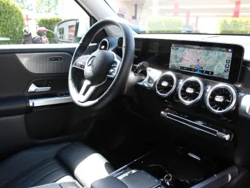 MERCEDES-BENZ GLB 220 d 4-M LED Pano Distronic Leder…