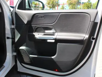 MERCEDES-BENZ GLB 220 d 4-M LED Pano Distronic Leder…