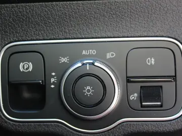 MERCEDES-BENZ GLB 220 d 4-M LED Pano Distronic Leder…