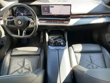 BMW 520i Lim. M-SPORT LED NAVI HUD 360  H K PDC 19