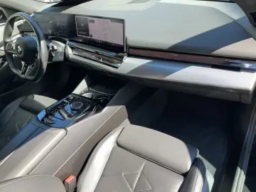BMW 520i Lim. M-SPORT LED NAVI HUD 360  H K PDC 19