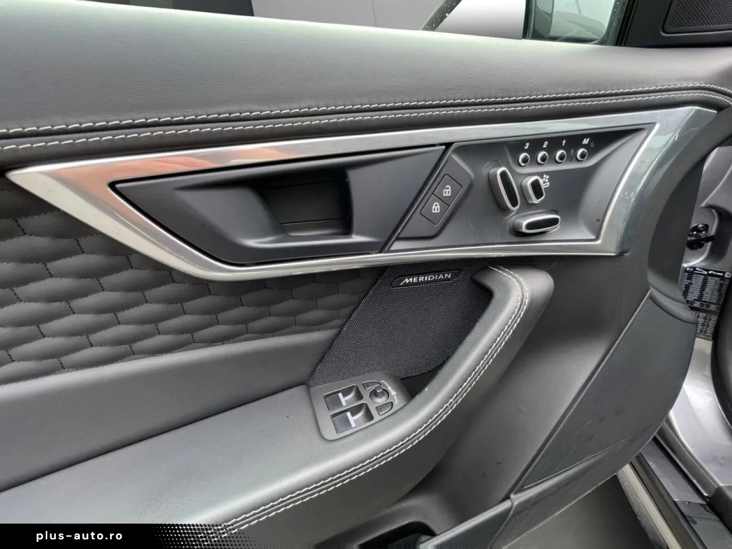 JAGUAR F-Type Coupe P300 R-Dyn. Black