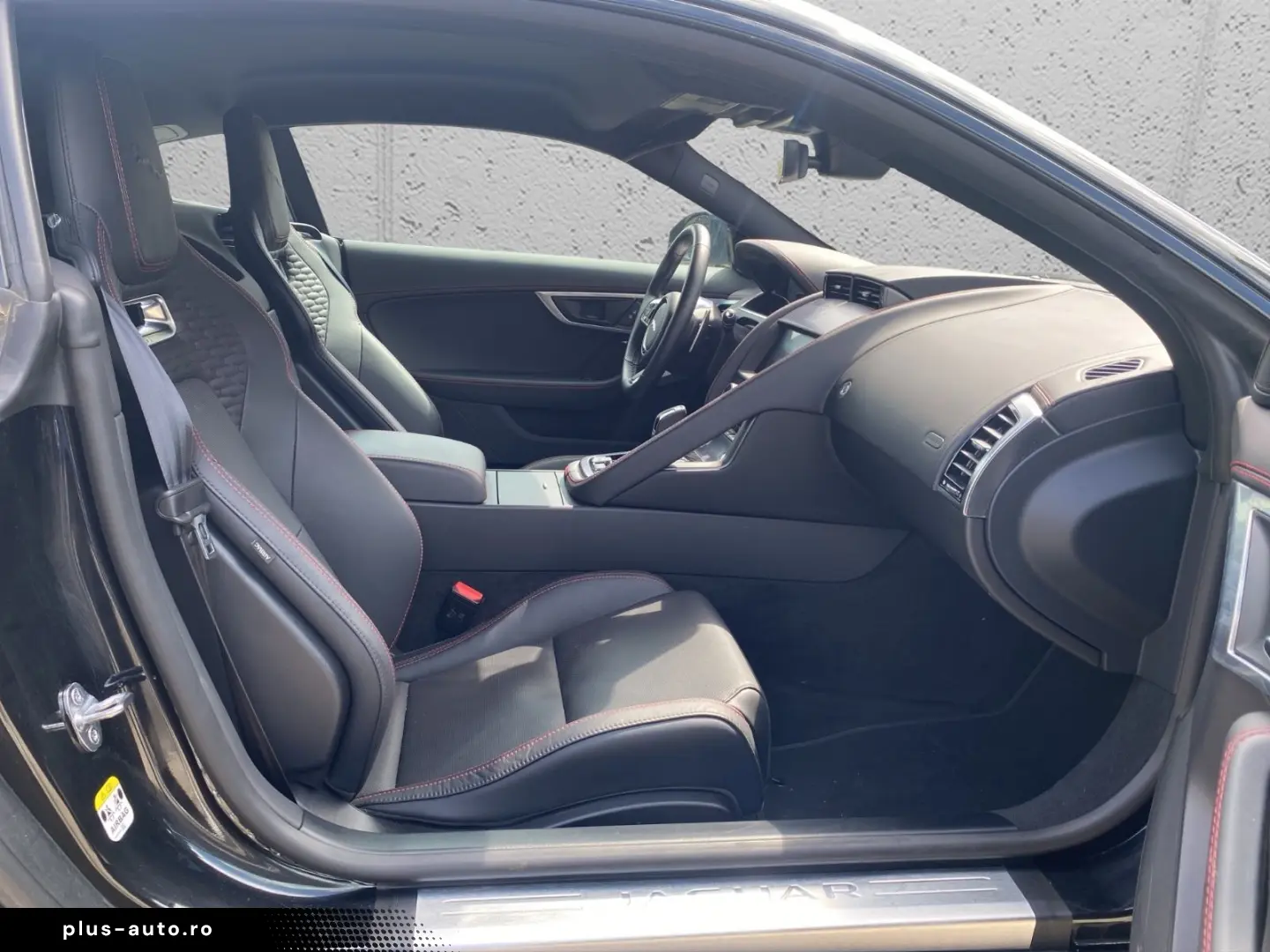 JAGUAR F-TYPE Coupe P300 Black Pack Performance
