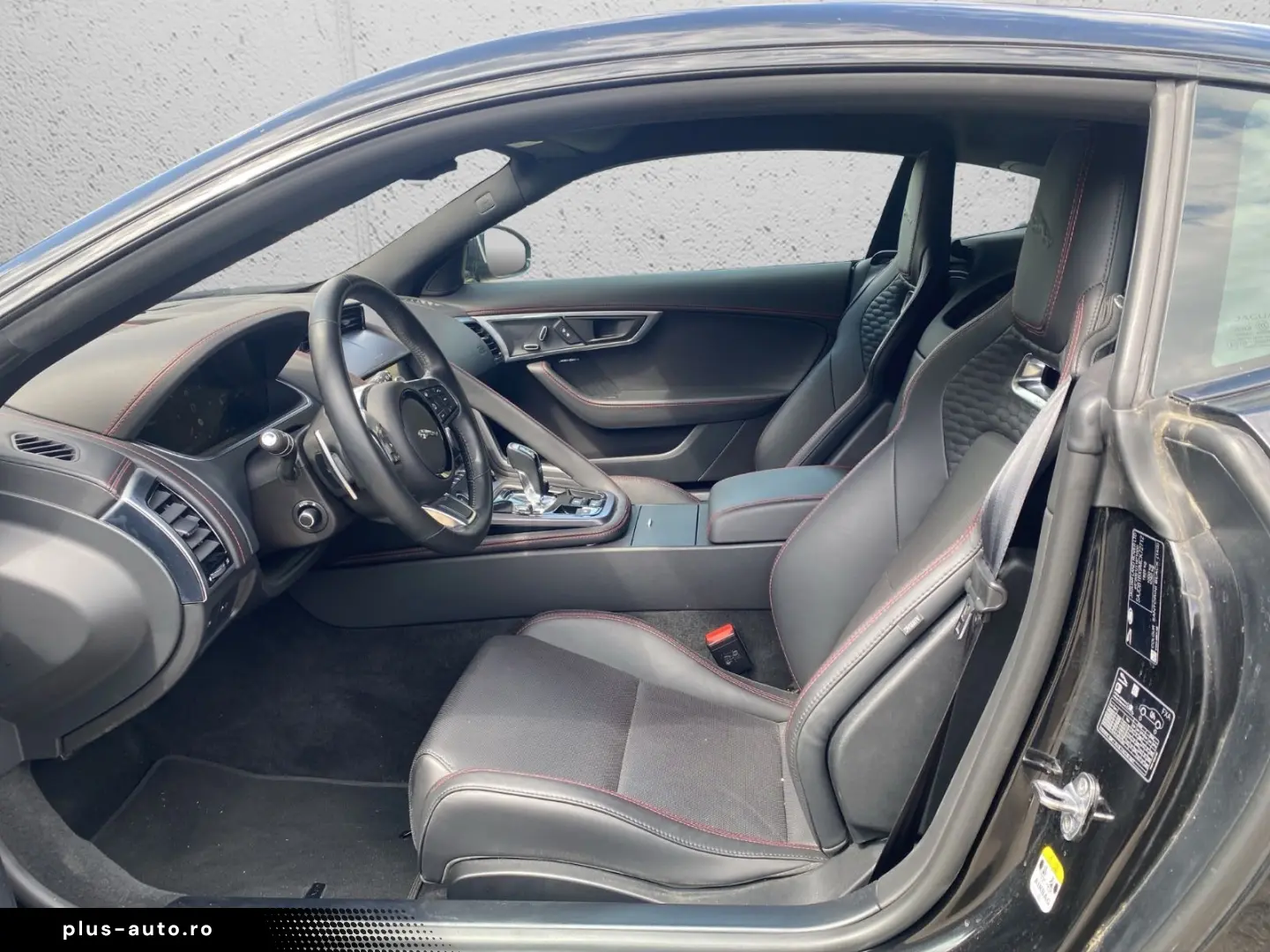 JAGUAR F-TYPE Coupe P300 Black Pack Performance