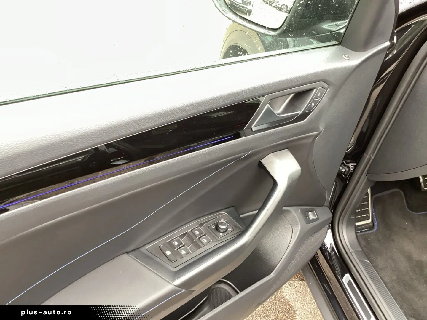 VW T-Roc R 2 0TSI 4M Akrapovic Navi LED Leder DCC