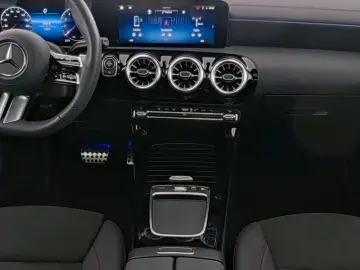 MERCEDES-BENZ CLA 180 Coupé AMG Premium LED Panorama…