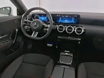 MERCEDES-BENZ CLA 180 Coupé AMG Premium LED Panorama…