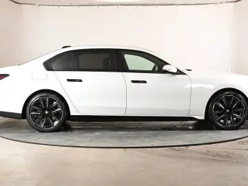 BMW 740 740d xDrive M Sport ACC Stand-Hzg AHK RFK...