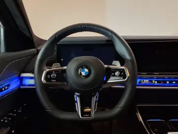 BMW 740 740d xDrive M Sport ACC Stand-Hzg AHK RFK...